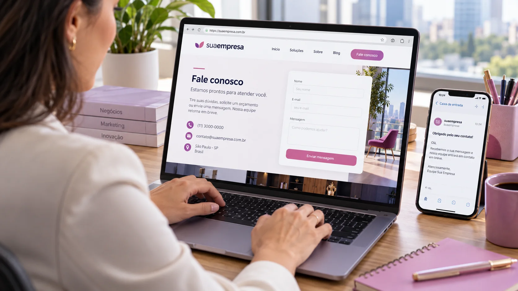 Pessoa acessa site HTTPS em notebook ao lado de smartphone com e-mail profissional, ilustrando recursos de hospedagem de sites.