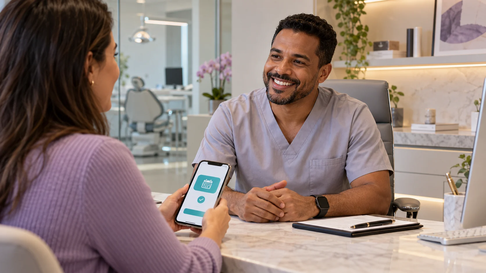 Dentista recebendo uma paciente que exibe um agendamento no smartphone; cena ilustrativa