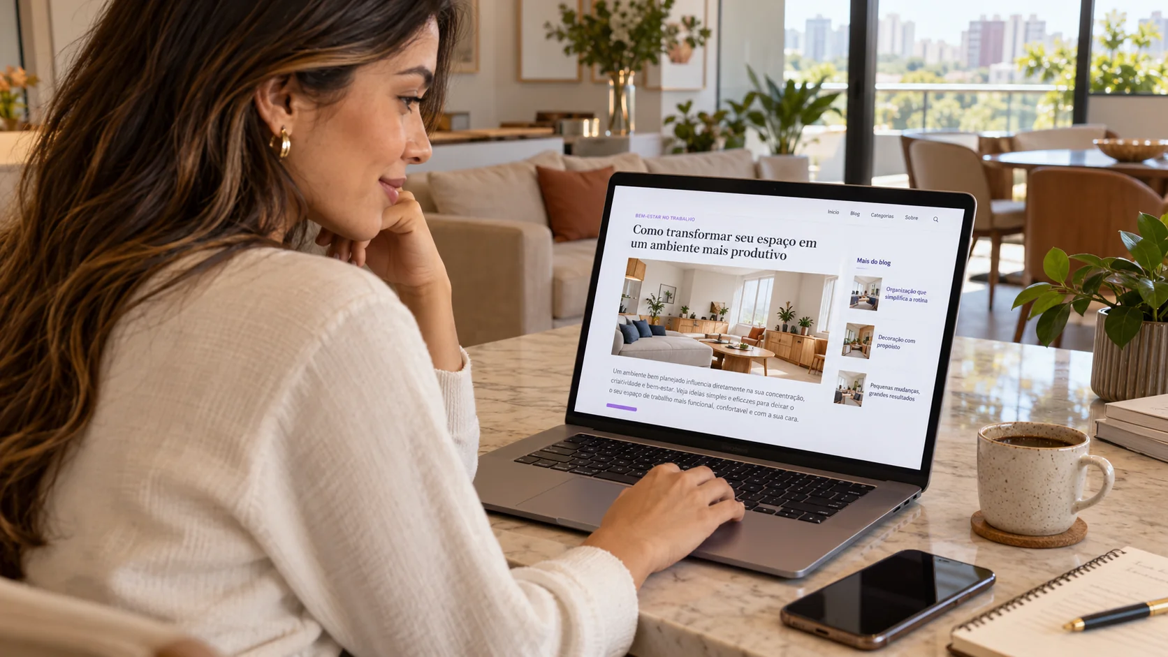 Mulher pesquisa informações em um artigo de blog no notebook em casa; cena ilustrativa.